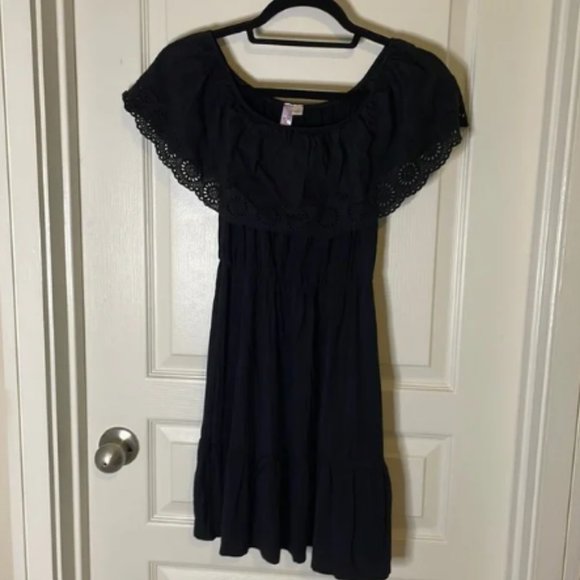 Can be worn above the shoulders or off the shoulders. Solid black. - Picture 1 of 1